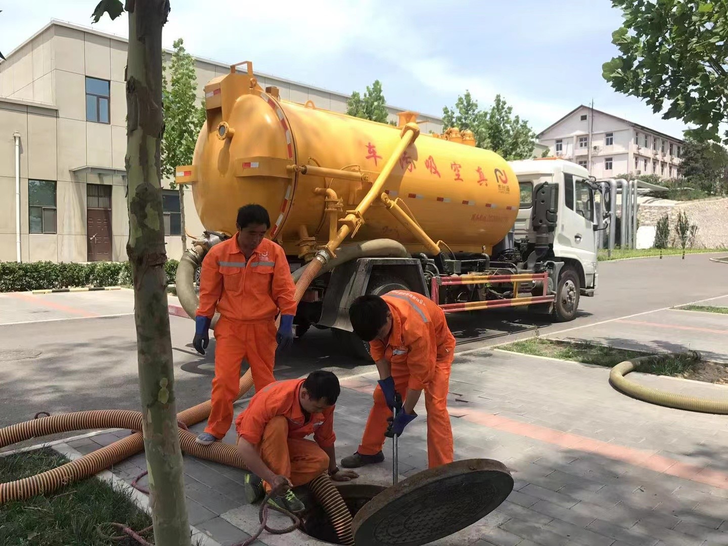 炉霍管道疏通车停在窨井附近