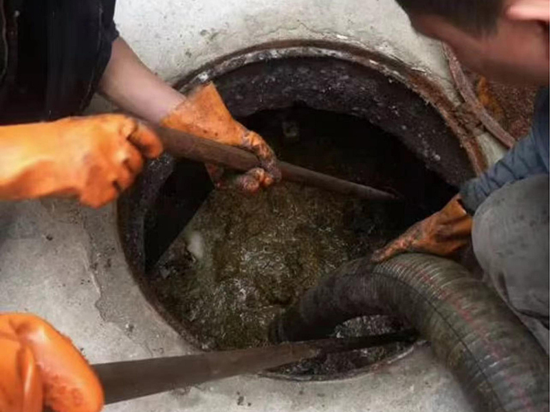 炉霍清理化粪池时如何避免沼气的危害？